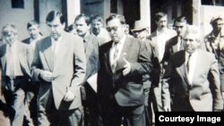 Нусротулло Хасан (көз айнекчен) ошол кездеги тажик парламентинин төрагасы Эмомали Рахмон (солдо) менен, 1990-жылдар, аманат сүрөт