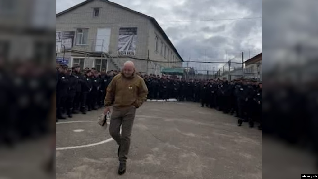 Un bărbat care seamănă cu Evgheni Prigojin recrutează prizonieri pentru a lua parte la luptele din Ucraina. Captură dintr-un videoclip de pe canalul Popular Politics