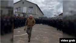 Кадр из видео, в котором человек, похожий на Евгения Пригожина, агитирует заключенных вступать в ряды «ЧВК Вагнера»