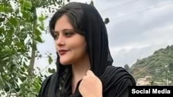 مهسا امینی پس از بازداشت به خاطر مسئله حجاب اجباری جان باخت