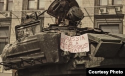 Плакат «Россия — это государство-террорист» на башне российского танка, уничтоженного ВСУ. Киев, август 2022 года. Фото Тимура Нусимбекова