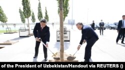  Президентът на Китай Си Дзинпин и президентът на Узбекистан Шавкат Мирзийоев засаждат дърво на срещата на върха на Шанхайската организация за съдействие (ШОС) в Самарканд, Узбекистан, 15 септември 2022 година 