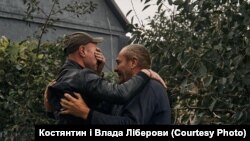 Син прегръща баща си за първи път, след като е прекарал шест месеца под руска окупация в района на Харков.