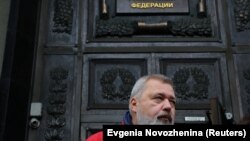 Дмитрий Муратов е сниман пред входа на Върховния съд в Русия на 15 септември 2022 г. 