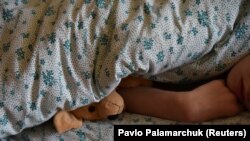A 12 éves, autista, nem beszélő Tánya szundikál a Lelecsenya (Kis gólya) rehabilitációs központban az ukrajnai Dzsurivban, miután idehozták őt Odesszából. Tányát szociális okok miatt vették el a szüleitől