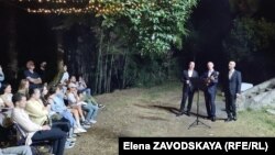 Алхас Ферзба, Нугзар Какалия и Аляс Абухба исполнили под аккомпанемент гитары известные абхазские песни