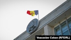  Potrivit Executivului, actualul program, spre deosebire de cel precedent, prevede și instruirea populației adulte, nu doar a preșcolarilor, elevilor și studenților. 