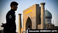 Полицейски служител охранява площад Регистан в центъра на Самарканд на 13 септември 2022 г.