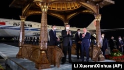 Өзбекстан президенті Шавкат Мирзияев (оң жақта) Қытай президенті Си Цзиньпинді әуежайдан күтіп алды. Самарқан, Өзбекстан, 14 қыркүйек, 2022 жыл.