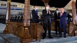China's Xi Jinping is welcomed by Uzbek President Shavkat Mirziyoev (right) at an airport in Samarkand on September 14, 2022.