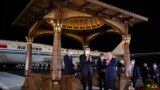 Xi Jinping i Kinës u mirëprit nga presidenti uzbek Shavkat Mirziyoev (djathtas) në një aeroport në Samarkand, më 14 shtator 2022.