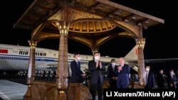 Savkat Mirzijojev üzbég elnök (jobbra) fogadja Hszi Csin-ping kínai elnököt a szamarkandi repülőtéren 2022 szeptemberében