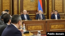 Armenia - Prime Minister Nikol Pashinian chairs a session of Armenia's Secuity Council attended by Karabakh President Arayik Harutiunian (right) September 15, 2022.