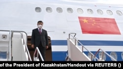 Си Цзиньпин выходит из самолета после приземления его борта в Нур-Султане. В аэропорту его встретил президент Казахстана Касым-Жомарт Токаев. 14 сентября 2022 года