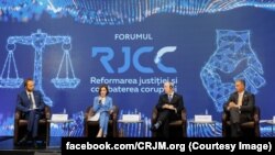 Forumul „Reformarea Justiției și Combaterea Corupției”, 15 septembrie 2022. În fotografie de la stânga la dreapta: ambasadorul UE, Jānis Mažeiks; președinta R. Moldova, Maia Sandu; ambasadorul SUA la Chișinău, Kent Logsdon; președintele CRJM, Vlad Gribincea. 