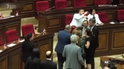 Ermənistan parlamentində qalmaqal düşdü