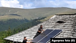 Montare de panouri fotovoltaice în programul Casa verde, în anii anteriori.