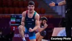بسیاری از کاربران فارسی‌زبان شبکه‌های اجتماعی پیشتر نوشته بودند که تیم ایران احتمالا به بهانه وزن‌کِشی، از انجام این مسابقه سر باز می‌زند