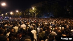 Armenia - Protesters in Yerevan demand Prime Minister Nikol Pashinian's removal from power, September 14, 2022.