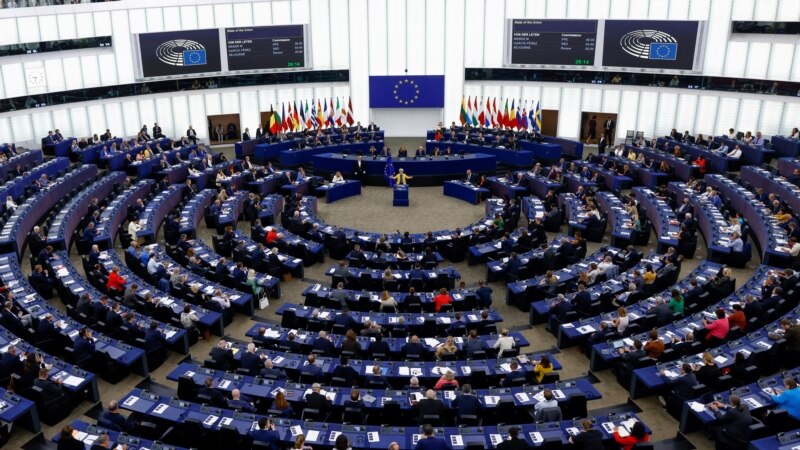 
Izveštaj Evropskog parlamenta  o Srbiji 'osuđuje bliske odnose sa Rusijom'