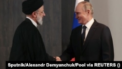 Russian President Vladimir Putin (right) shakes hands with Iranian President Ebrahim Raisi in Samarkand, Uzbekistan, on September 15.