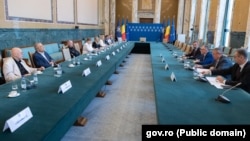 Întâlnirea de la Guvern s-a desfășurat în prezența ministrului Educației și a consilierilor premierului.