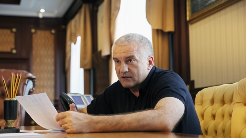 Аксенов обещает молодым учителям в Крыму «надбавки»
