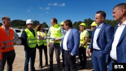 Регионалният министър Иван Шишков (в средата) на посещение на строежа на автомагистрала "Хемус"