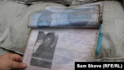  Снимка на жена, търсена от съветските сили, открита на съветски контролно-пропускателен пункт в Изюм. 