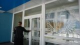 O femeie intră în sediul Judecătoriei Chișinău. Autorii proiectului consideră că amendamentul va spori accesul victimelor violenței în familie la justiție.