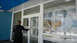O femeie intră în sediul Judecătoriei Chișinău. Autorii proiectului consideră că amendamentul va spori accesul victimelor violenței în familie la justiție.