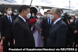 Президент Казахстана Касым-Жомарт Токаев 9справа) встречает прибывшего с визитом главу Китая Си Цзиньпина. Нур-Султан, 14 сентября 2022 года