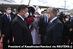 Kazakh President Qasym-Zhomart Toqaev (right) meets with Chinese leader Xi Jinping during a state visit in Nur-Sultan on September 14.