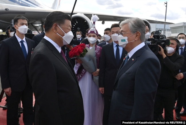 Kazakh President Qasym-Zhomart Toqaev (right) meets with Chinese leader Xi Jinping during a state visit to Kazakhstan on September 14, 2022.