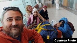 Profesorul Raushan Valiullin și familia sa pe aeroportul din Kazan