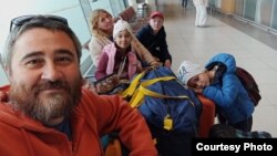 Раушан Валиуллин с семьей в аэропорту перед отъездом в Кыргызстан