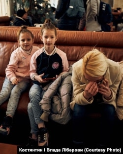 Nëna me fëmijët e saj në një stacion në pritje të evakuimit. Fotografi nga Vlada dhe Kostyantyn Liberov.
