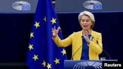 „Astăzi, propunem un nou pachet de sancțiuni usturătoare împotriva Rusiei”, a anunțat miercuri președintele Comisiei Europene, Ursula Von der Leyen 