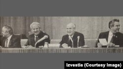 La Congresul al V-lea extraordinar al deputaților poporului din URSS. În prezidiu, Boris Elțîn (stânga mijloc) și Mihail Gorbaciov (dreapta mijloc)