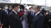 Президент Казахстана Касым-Жомарт Токаев (справа) встречает главу Китая Си Цзиньпина, прибывшего в Казахстан с государственным визитом