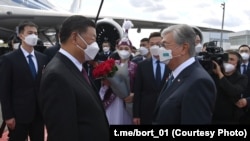 Президент Казахстана Касым-Жомарт Токаев (справа) встречает главу Китая Си Цзиньпина, прибывшего в Казахстан с государственным визитом