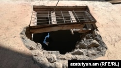 13-nji sentýabrda Ermenistanyň Sýunik welaýatynyň Karaşen obasyndaky bir jaýda Azerbaýjanyň hüjümleri netijesinde ýetendigi aýdylýan zyýan.