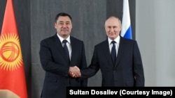 Қырғызстан басшысы Садыр Жапаров және Ресей президенті Владимир Путин.