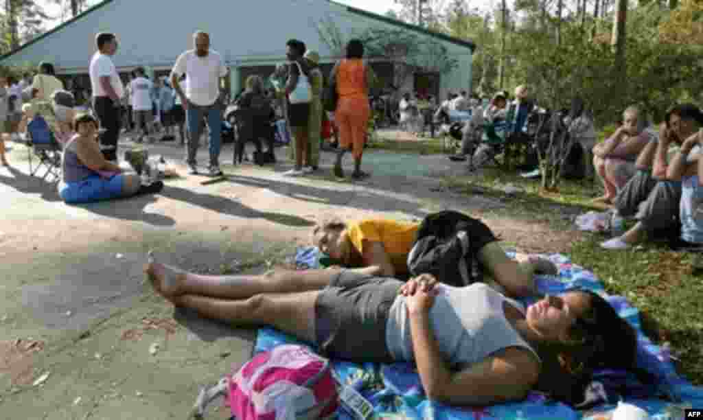 USA -- Covington : Two women sleep as they wait in line at the St.Tammany Parish Office of Family Support, Louisiana Department of Social Services, in Covington, 08Sep2005