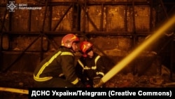 Рятувальники гасять пожежу, що виникла внаслідок російського удару, Полтавщина, травень 2026 року