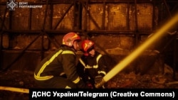 Рятувальники гасять пожежу, що виникла внаслідок одного з попередніх російських ударів по Полтавщині, 5 травня 2026 року