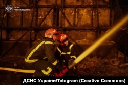 Пожежники гасять вононь. Наслідки російського обстрілу Полтавської області. Полтавська область, 5 травня 2026 року