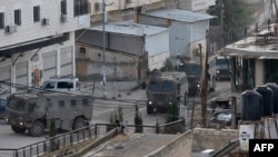 Automjetet ushtarake të Izraelit duke hyrë në kampin e refugjatëve në Xhenin, Bregun e uzurpuar Perëndimor, gjatë një bastisje më 12 dhjetor 2023.