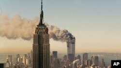 Nýu-Ýorkdaky "Empire State" binasynyň arkasyndaky Bütindünýä söwda merkezine terror hüjümi amala aşyrylýar. 11-nji sentýabr, 2011. Nýu-Ýork, ABŞ. 