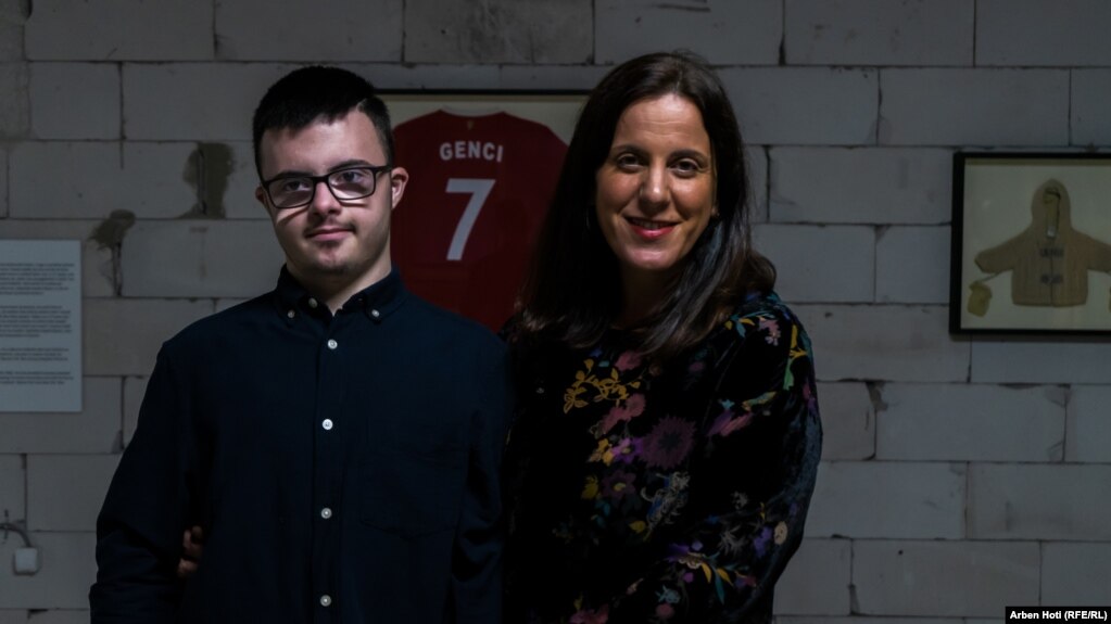 Sebahate- Hajdini Beqiri nga shoqata “Down Syndrome Kosova” së bashku me djalin e saj Gencin.